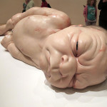 Scultura iper realistica di bimba neonata