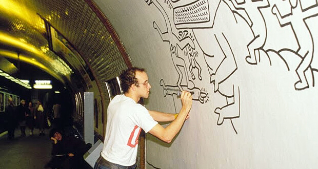 Keith Haring drawing in the subway of Paris