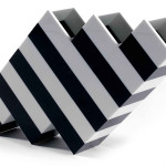 Vaso Gonzag, plexiglas tagliato bianco e nero, cm. 28,5 x 52, prof. 8